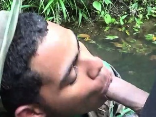 Military lads do mouth job in the water