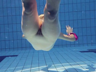 Hot Elena Shows Do Under Water...