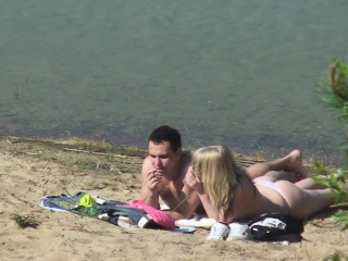 Young Couple Loves Fucking Beach...