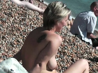 Amateur beach voyeur vid...