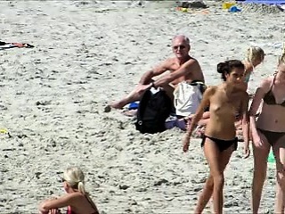Topless sexy beach girls spycam...