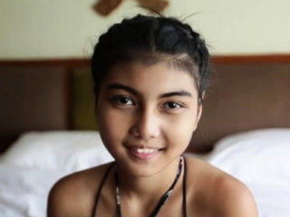 Alluring playgirl gives head and gives an orall service...