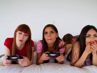 Brunette Dildo Gamer Girls...