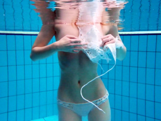 Naked Underwater Diana Zelenkina...