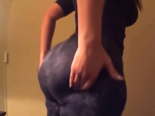 Pawg In Leggings...