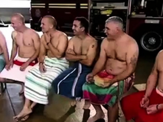 Bombeiros fazendo exame nos testiculos...