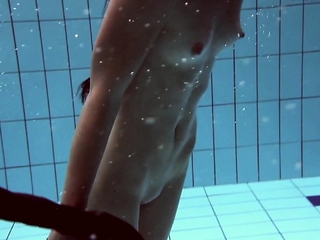 Underwater Babe Liza Rachinska Swims Naked...