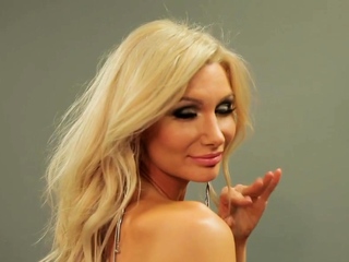 Huge boobs blonde posed in photo...