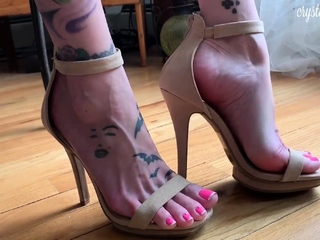 Horny amateur girls with a foot fetish play along