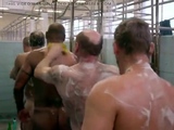 Trabalhadores gays tomando banho juntos